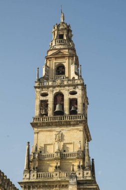 Arka planda mavi gökyüzü olan Cordoba Cami Kulesi. Doğal gün ışığı.