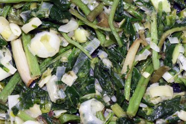 Yabani sebzelerle çırpılmış, yabani sarımsaklı Allium ampeloprassum idrar kesesi kampı Silene vulgaris ve Scolymus hispanicus İspanyol istiridyesi zeytinyağı flaş ışığında kızartılmış.