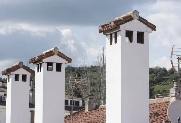 Chimeneas Pueblo Pintadas Blanco Con Antenas Televisión Cal Techos Teja — Foto de Stock