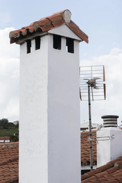 Chimeneas Pueblo Pintadas Blanco Con Antenas Televisión Cal Techos Teja — Foto de Stock