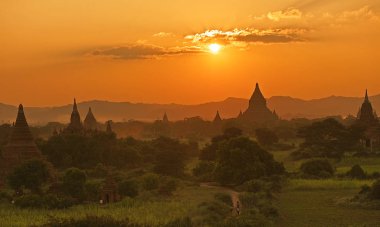 Gün batımında Bagan tapınakları ve pagodaların silueti, gölgeler, Burma (Myanmar))