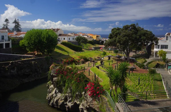 Sao Miguel Adası, Azores 'te yeşillik ve çiçeklerle dolu güzel renkli bir kasaba manzarası