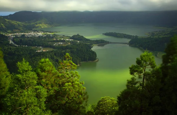 Зеленый вид на озеро Сидадес на острове Сао — стоковое фото
