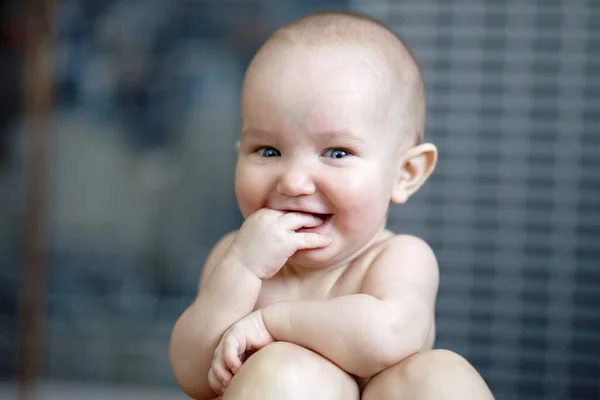 Портрет веселого веселого малюка. Щаслива усміхнена дитина спирається на матерів на коліна з пальцями в роті. Любов, ніжність — стокове фото