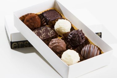 Çikolatalı pralin ve kakao tozu Splash hediye kutusu beyaz arka plan. Tatlı natürmort yemek. Ev yapımı ürün.