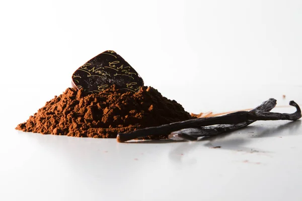 Pralina Cioccolato Sulla Montagna Polvere Cacao Sulla Terra Bianca Dessert — Foto Stock