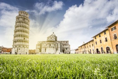 Leaning Tower ve Basilica Pisa. Üst cazibe İtalya. Toskana dönüm noktası. Günbatımı ışığı