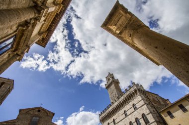 Özet görünümü. Montepulciano Meydanı ve Belediye Binası. Beautyful pastoral Tuscnay tarihi Cityscape..