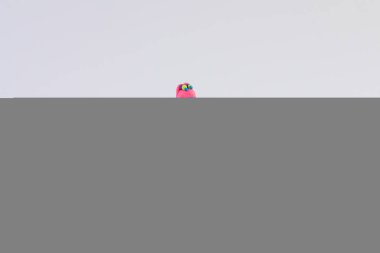 Koltukta oturan pembe plastik biblo, psikolojik terapi konsepti.