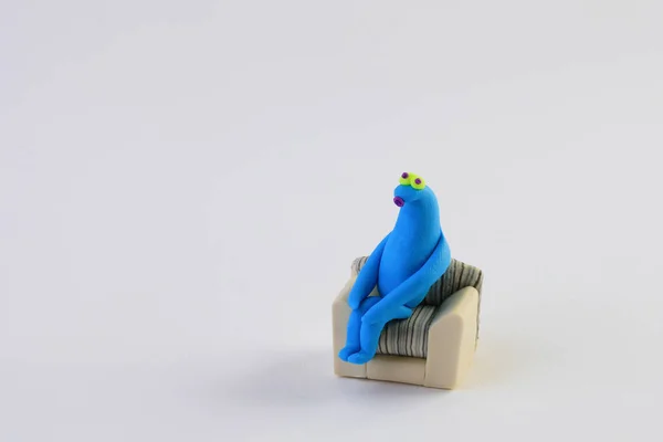 Estatueta Plasticina Azul Sentado Sofá Conceito Psicoterapia — Fotografia de Stock