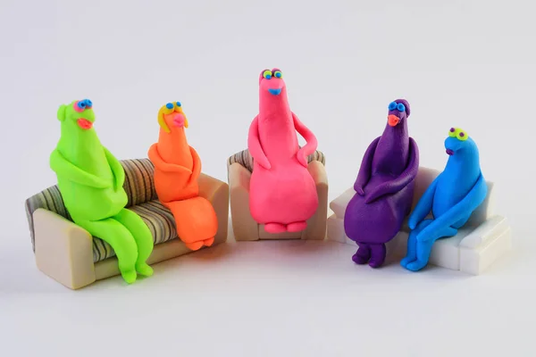 Figuras Coloridas Plasticina Sentadas Sofás Conceito Psicológico Terapia Grupo — Fotografia de Stock