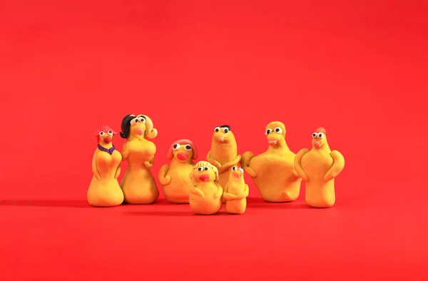 Família Amarelo Engraçado Plasticine Figurinhas Com Sombra Fundo Vermelho — Fotografia de Stock