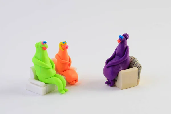 ソファに座ってカラフルなプラスチック製の人形 心理的な家族療法の概念 — ストック写真
