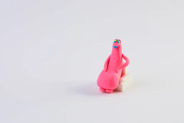 Estatueta Plasticina Rosa Sentado Sofá Conceito Terapia Psicológica — Fotografia de Stock