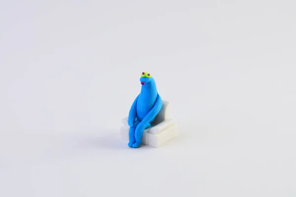 Estatueta Plasticina Azul Sentado Sofá Conceito Terapia Psicológica — Fotografia de Stock