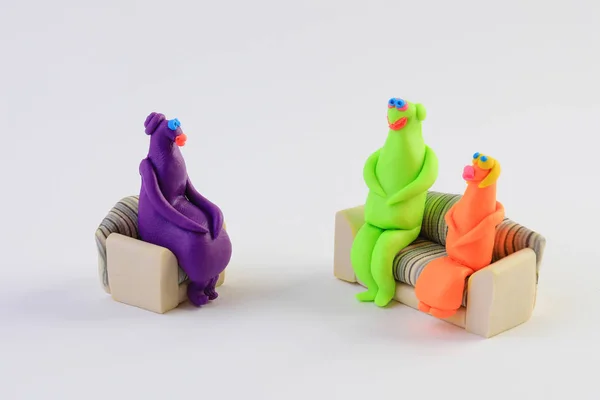 Figuras Coloridas Plasticina Sentadas Sofás Conceito Psicológico Terapia Familiar — Fotografia de Stock