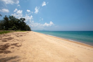 Tayland, Phuket 'teki carantin covid-19 yüzünden o gün plaj bomboş.