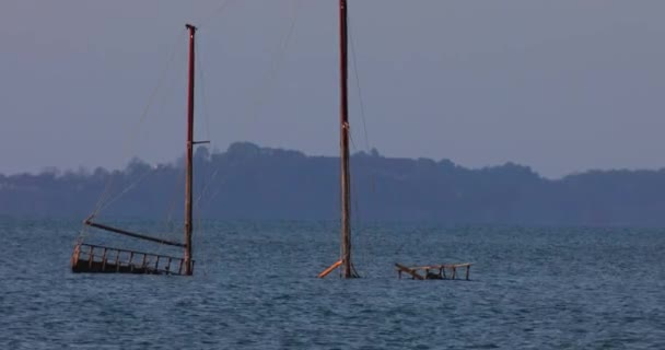 Tayland Denizde Batık Bir Yat — Stok video