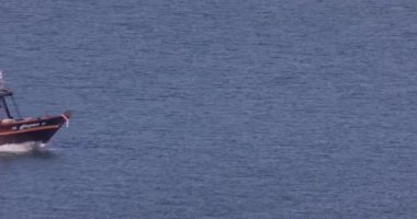 Denizdeki bir teknede balıkçı.