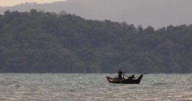 Denizdeki bir teknede balıkçı.