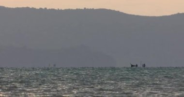 Denizdeki bir teknede balıkçı.