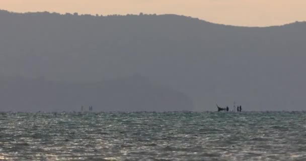 海上渔船上的渔夫 — 图库视频影像