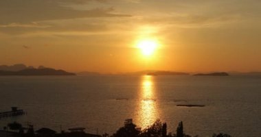 Asya 'da gündoğumunda deniz ürünleri yetiştiriyor.