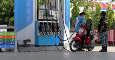 Phuket, Tayland - 04.24.20: bir benzin istasyonunda bisiklet yakıtı
