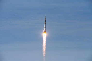 Baikonur, Rusya - 10.23.12: Gökyüzünde bulutlu Roket Soyuz
