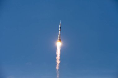 Baikonur, Rusya - 10.23.12: Mavi gökyüzünde Roket Soyuz