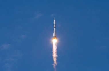 Baikonur, Rusya - 10.23.12: Mavi gökyüzünde Roket Soyuz