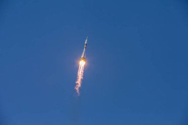 Baikonur, Rusya - 10.23.12: Mavi gökyüzünde Roket Soyuz