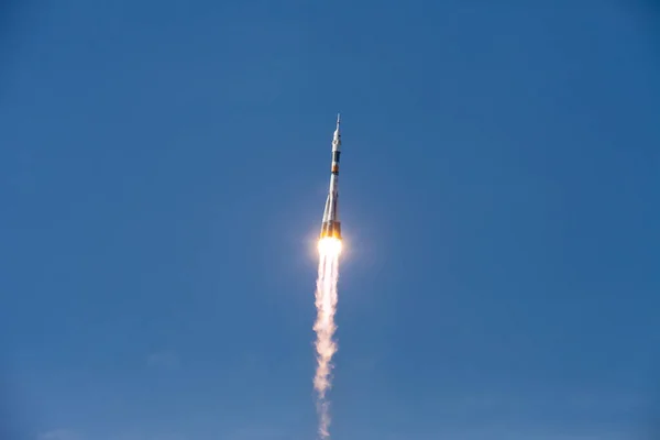 Baikonur Rusya Mavi Gökyüzünde Roket Soyuz — Stok fotoğraf