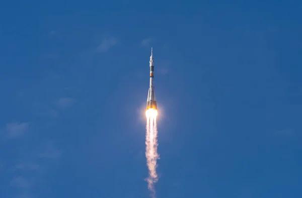 Bajkonur Oroszország Szojuz Rakéta Kék Égen — Stock Fotó