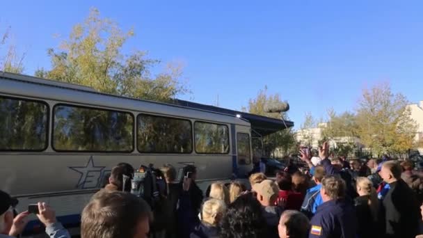 Baikonur Rusia Los Astronautas Suben Autobús Antes Lanzar Cohete — Vídeos de Stock