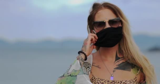Une Fillette Enlève Masque Avec Joie Après Coronavirus Portrait Près — Video