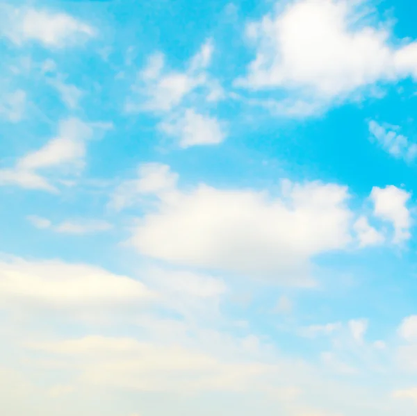 Cielo azzurro, cirri e nubi cumulative — Foto Stock