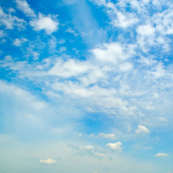 Cielo azul y nubes de cúmulos blancos — Foto de Stock