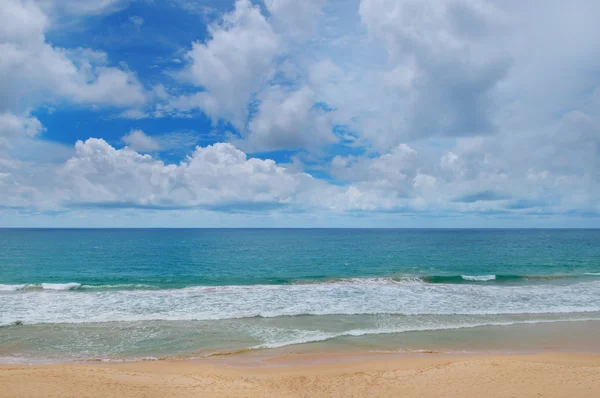 Oceano, praia de areia e céu azul — Fotografia de Stock