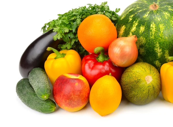 Frukt och grönsaker isolerade på vit bakgrund — Stockfoto