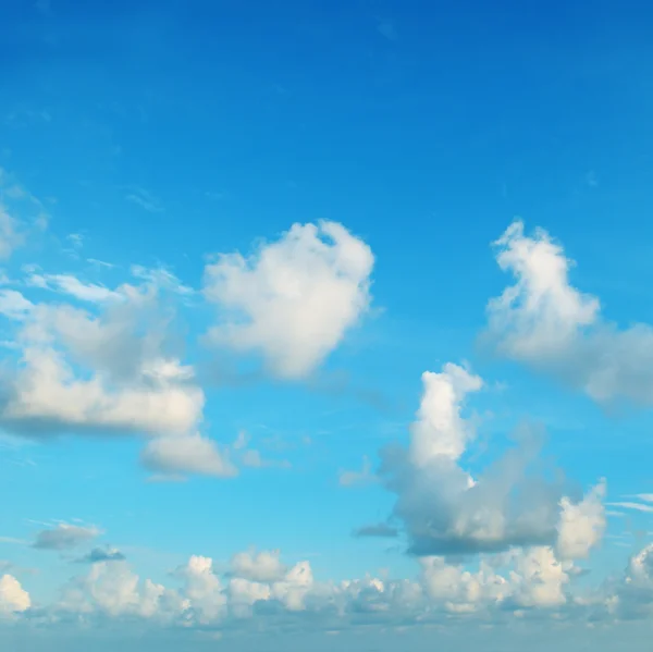 Blå himmel, cirrus och cumulus moln — Stockfoto