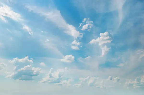 Cielo azul y nubes de cúmulos blancos —  Fotos de Stock