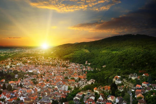 City in a mountain valley and sunrise — Stock Photo, Image