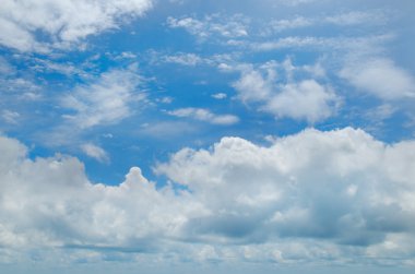 Mavi gökyüzü ve beyaz Cumulus bulutları