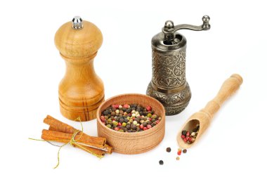 Peppermill, tarçın ve üzerinde izole biber karışımı