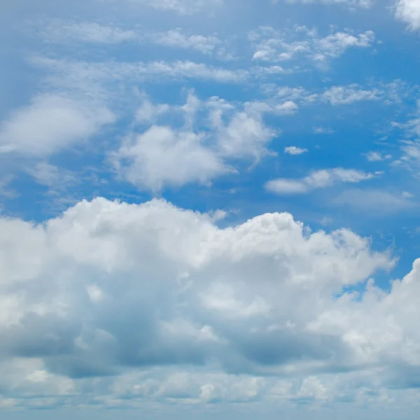 Lichte cumulus wolken aan de blauwe lucht — Stockfoto