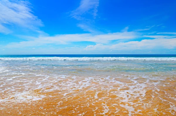 Océano, playa de arena y cielo azul —  Fotos de Stock