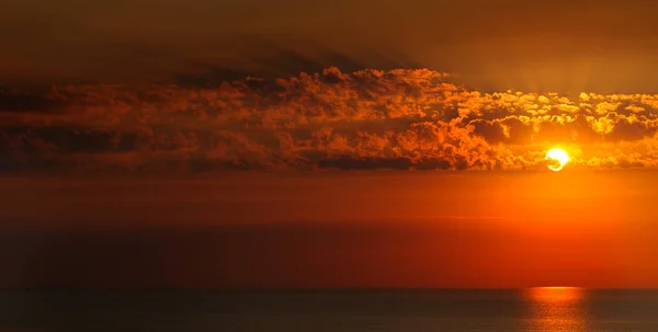 Fantástico nascer do sol no oceano — Fotografia de Stock