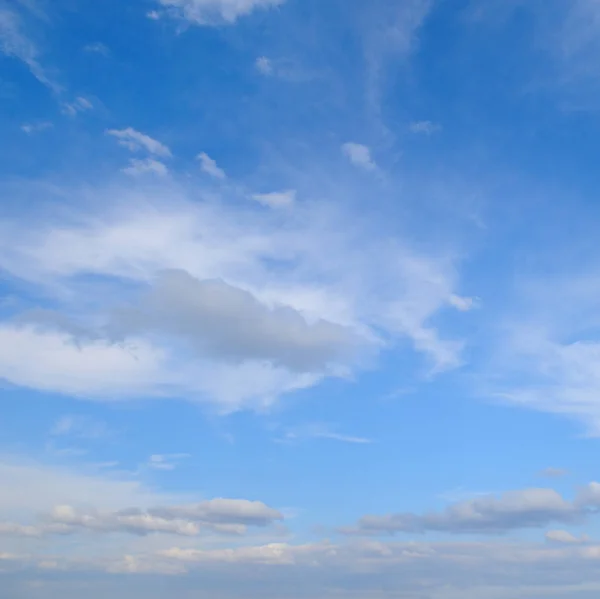 Cielo azul y nubes de cúmulos blancos — Foto de Stock