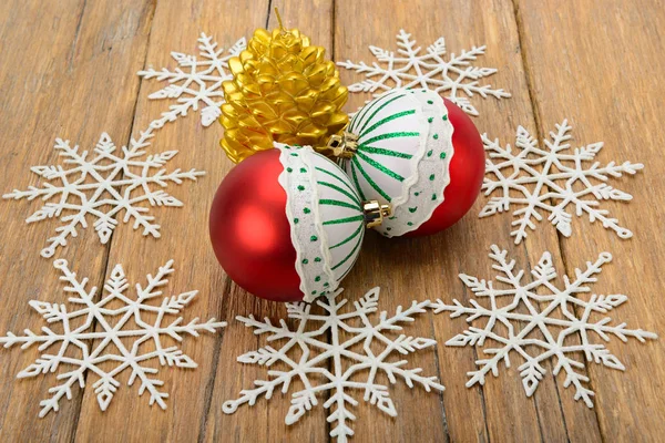 Julpynt, ljus i form av kottar och snöflinga — Stockfoto